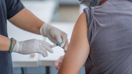 Soud zrušil opatření v případu dívky, kterou matka nechce očkovat proti tetanu